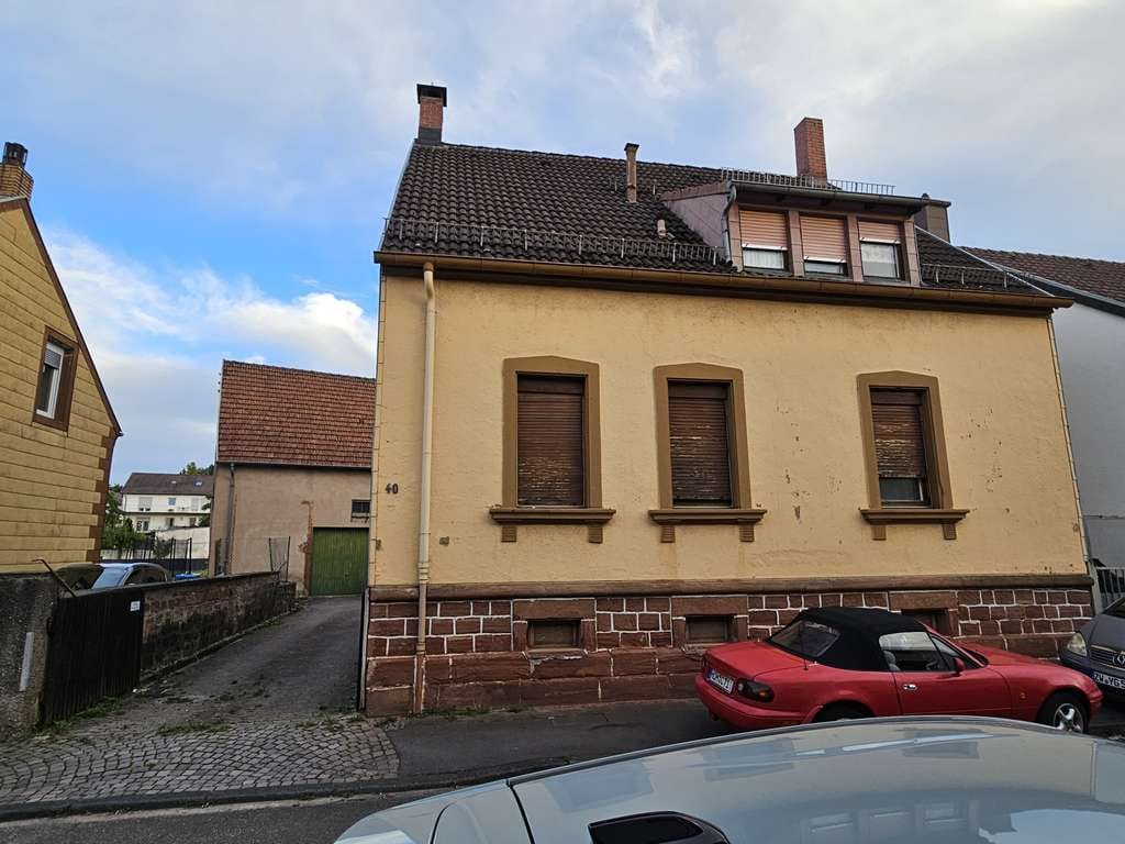 Immobilie in Zweibrücken - Einfamilienhaus mit großer Scheune in Zweibrücken-Ixheim - Bild 0