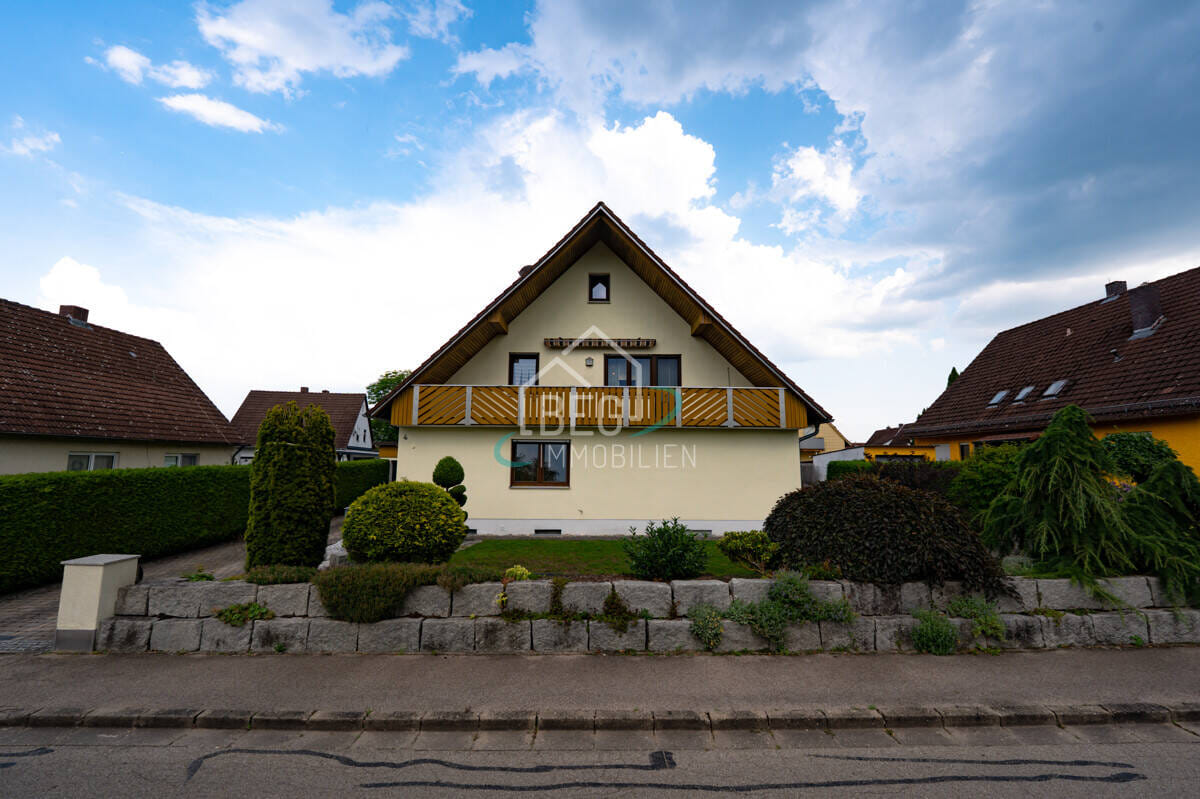 Immobilie in Dentlein am Forst - Vielseitiges Wohnhaus mit ausgebautem Spitzboden, Sauna und Gartenoase - Bild 1