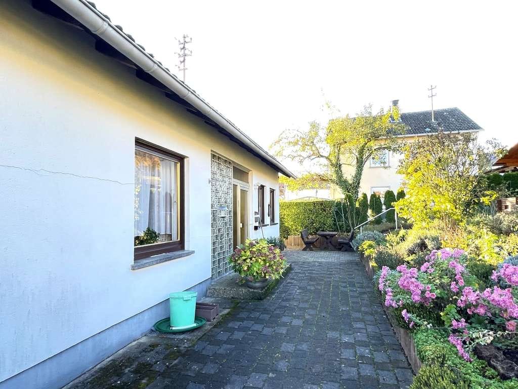 Immobilie in Reichweiler - GEPFLEGTES Wohnhaus für die GROSSE Familie oder für Generationenwohnen 
in RUHIGER Lage gewünscht.. - Bild 1