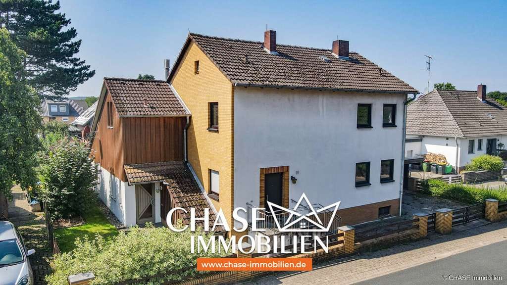 Immobilie in Hagenburg - Sanierungsbedürftiges Zweifamilienhaus in bester Lage Hagenburgs mit Garage und Garten - Erbbau! - Bild 0