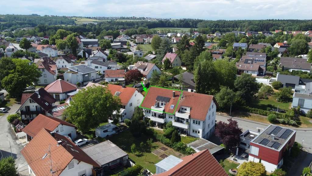 Immobilie in Wolpertswende - Bezugsfreie 3,5-Zimmer-Dachgeschosswohnung mit Garage, PV und Schwedenofen - Bild 0
