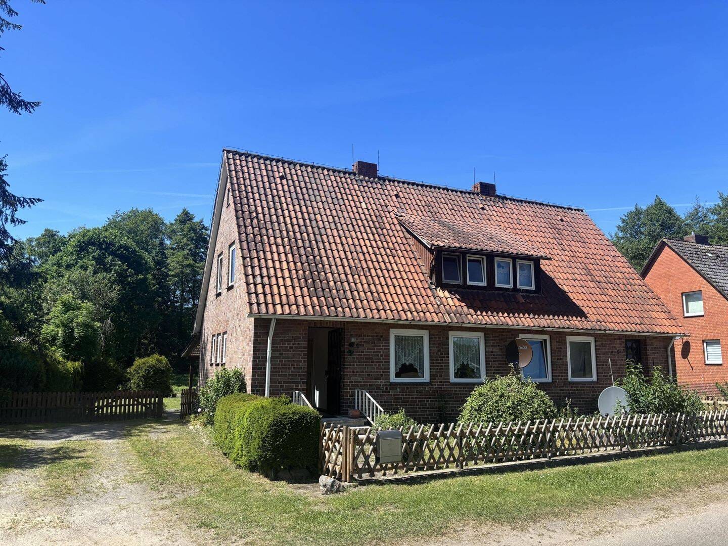 Immobilie in Lüchow - Ehemaliges Deputathaus mit zwei Wohneinheiten und Nebengebäude - Bild 1