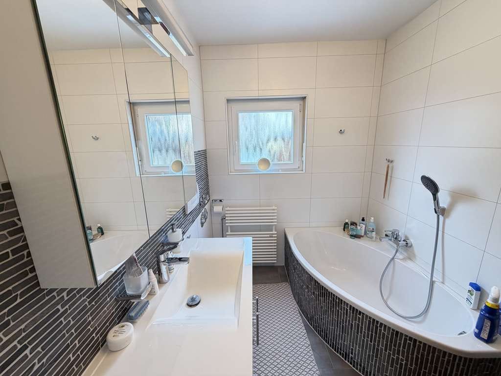 Immobilie in Offenburg - Großzügige 4-Zimmer-Wohnung mit Balkon, Garage und Gartenmitbenutzung in Offenburg Zell-Weierbach - Bild 4