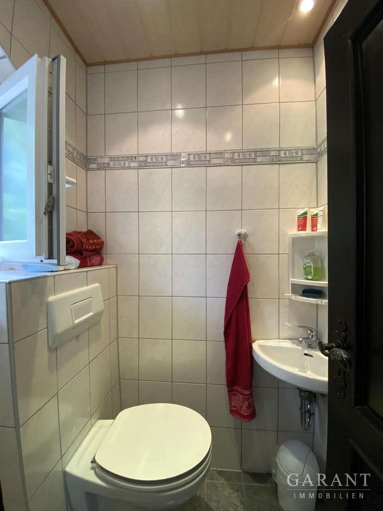 Immobilie in Viereth-Trunstadt - Wohnen mit Mainblick - Gepflegtes Einfamilienhaus mit Ferienwohnungen, Pool & traumhaftem Garten - Bild 3