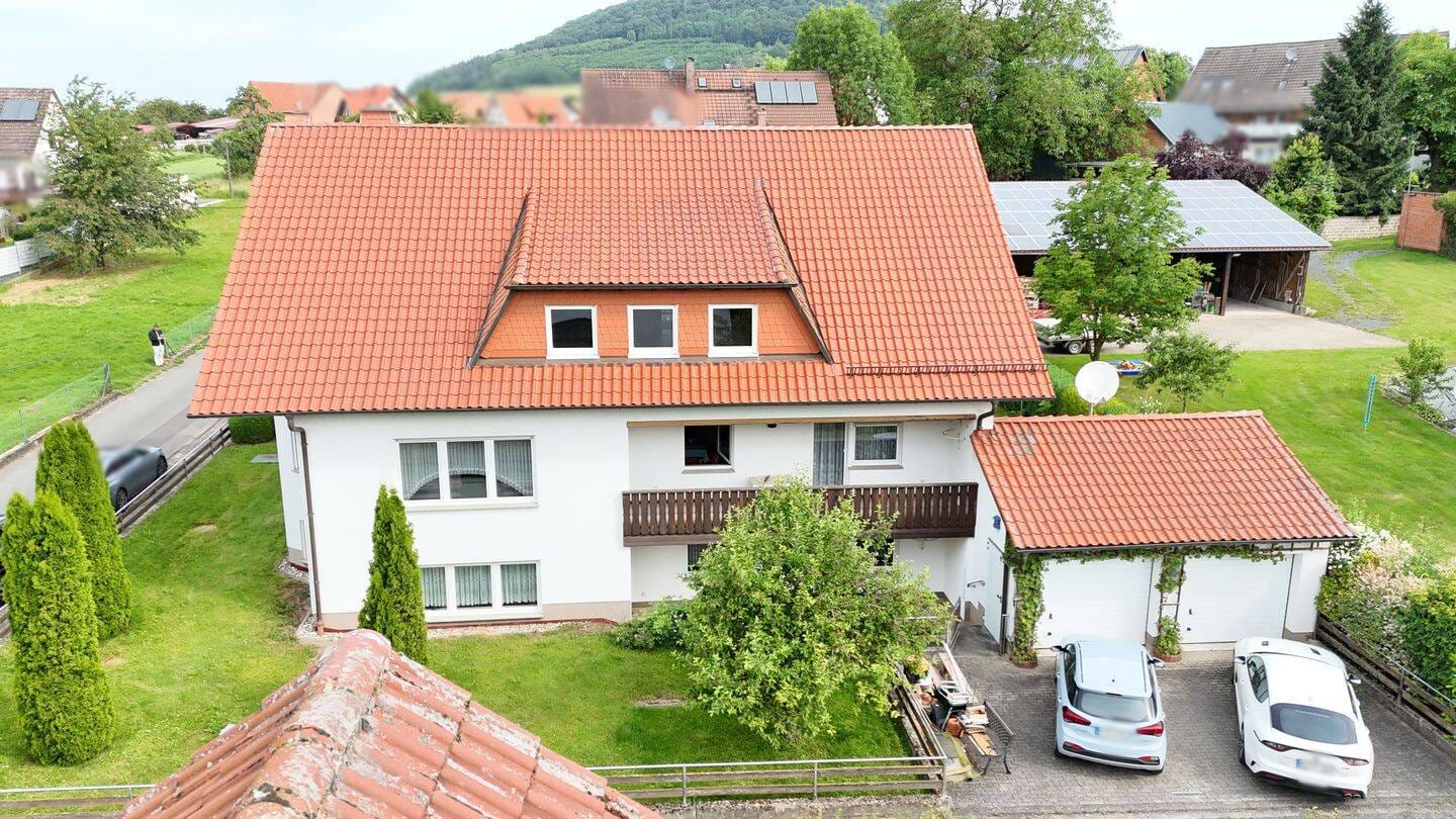 Immobilie in Wolfhagen - Solides, gepflegtes Haus mit bis zu 3 Parteien, Eigennutzung o. Vermietung möglich, an Feld & Wiesen! - Bild 2