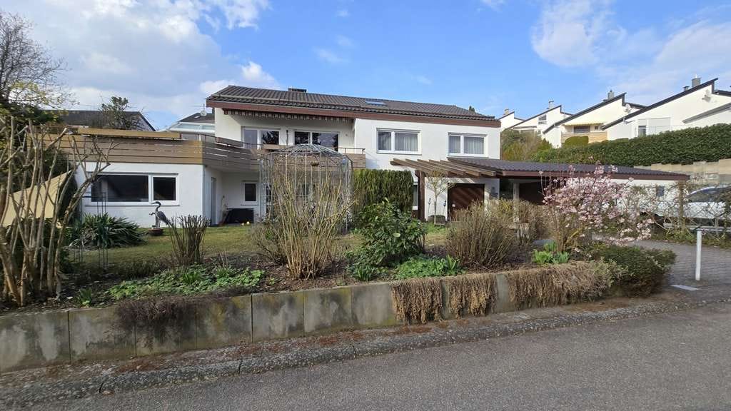 Immobilie in Heimsheim - Großes Einfamilienhaus mit Einliegerwohnung, Wintergarten, Garten u. 3 Garagen sucht neue Eigentümer - Bild 0