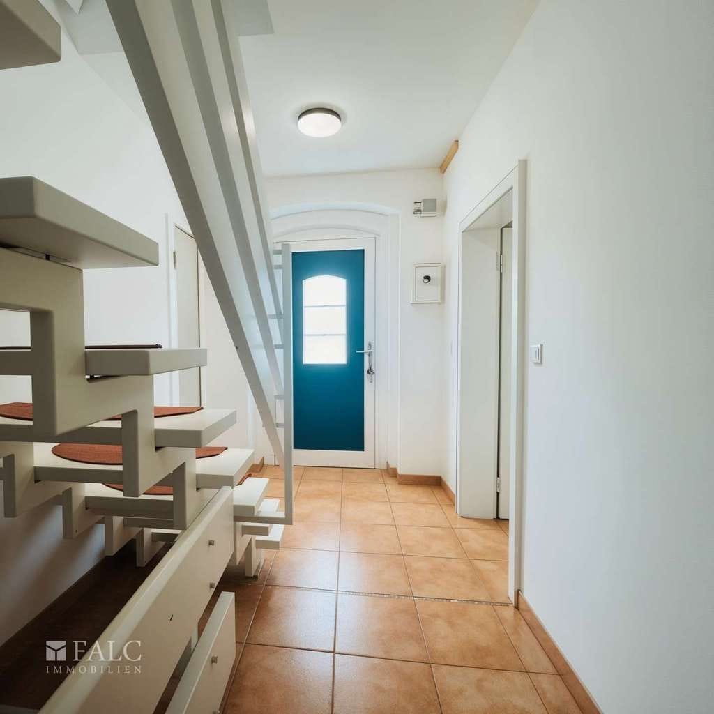Immobilie in Overath - Familienfreundliche Eigentumswohnung mit Hauscharakter und großem Garten - Bild 1