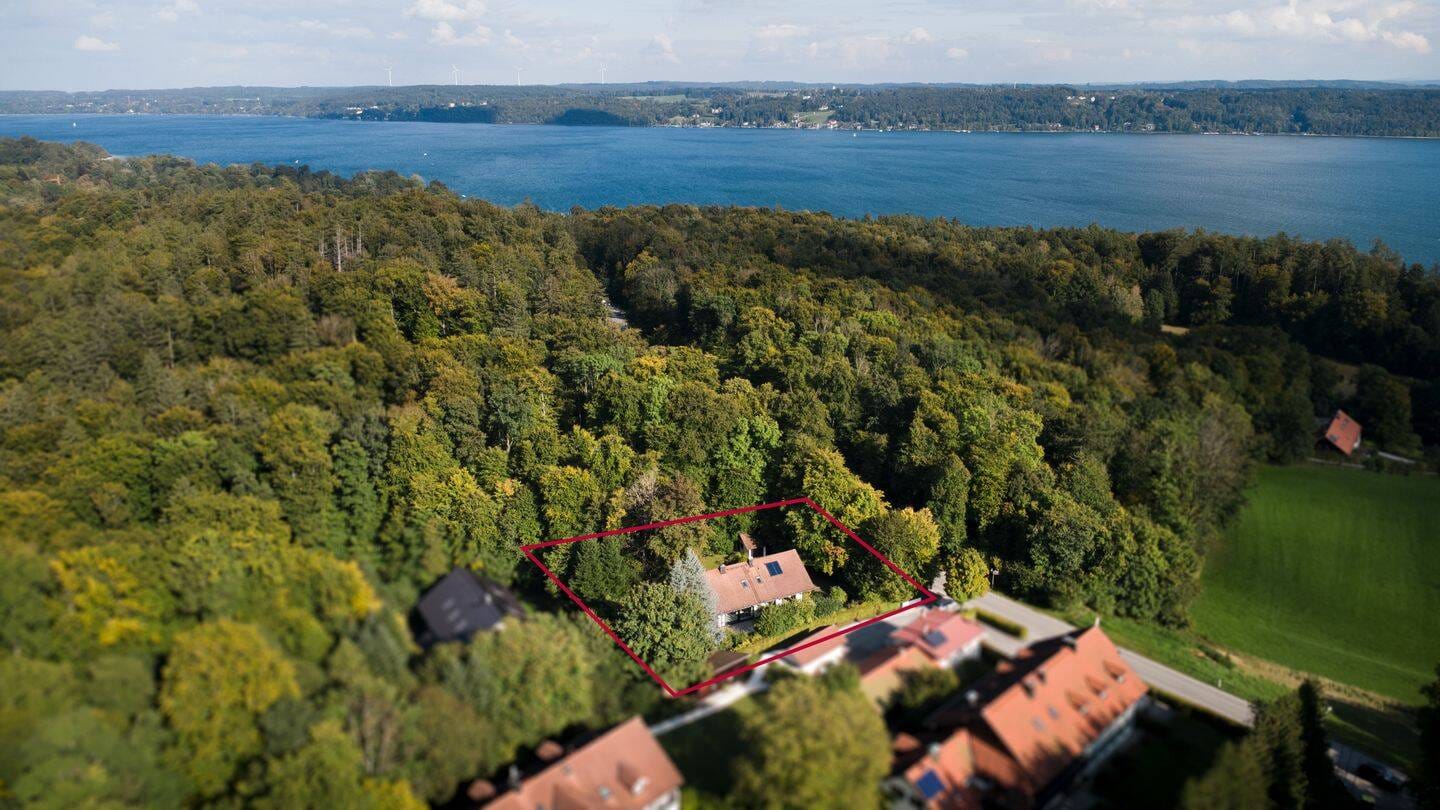 Immobilie in Feldafing - HUF Zweifamilienhaus auf ca. 2.300 m2 Grund in Feldafing - 8 Gehminuten zum See - Ortsrandlage - Bild 1
