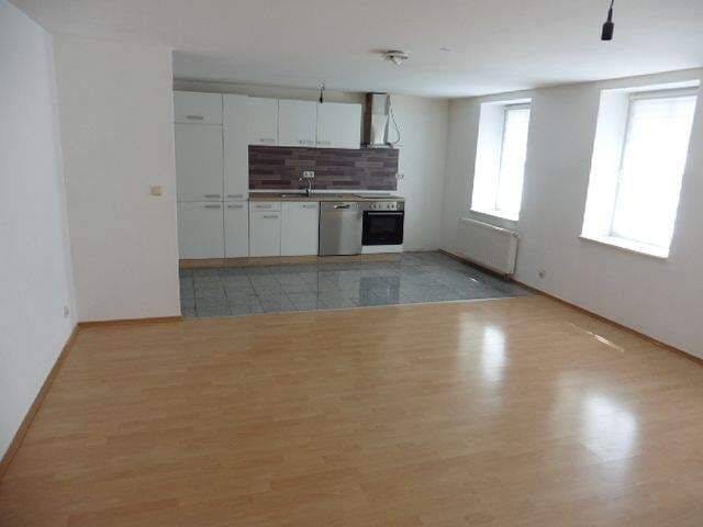 Immobilie in Bergtheim - Schöne Wohnung, 3 Zimmer, energetisch saniert Effizienz C = 95 kWh/(m²a), Wfl. 95 qm, große Terrasse ca. 21 qm, Einbauküche, Bad m. Wanne + Dusche - Bild 0
