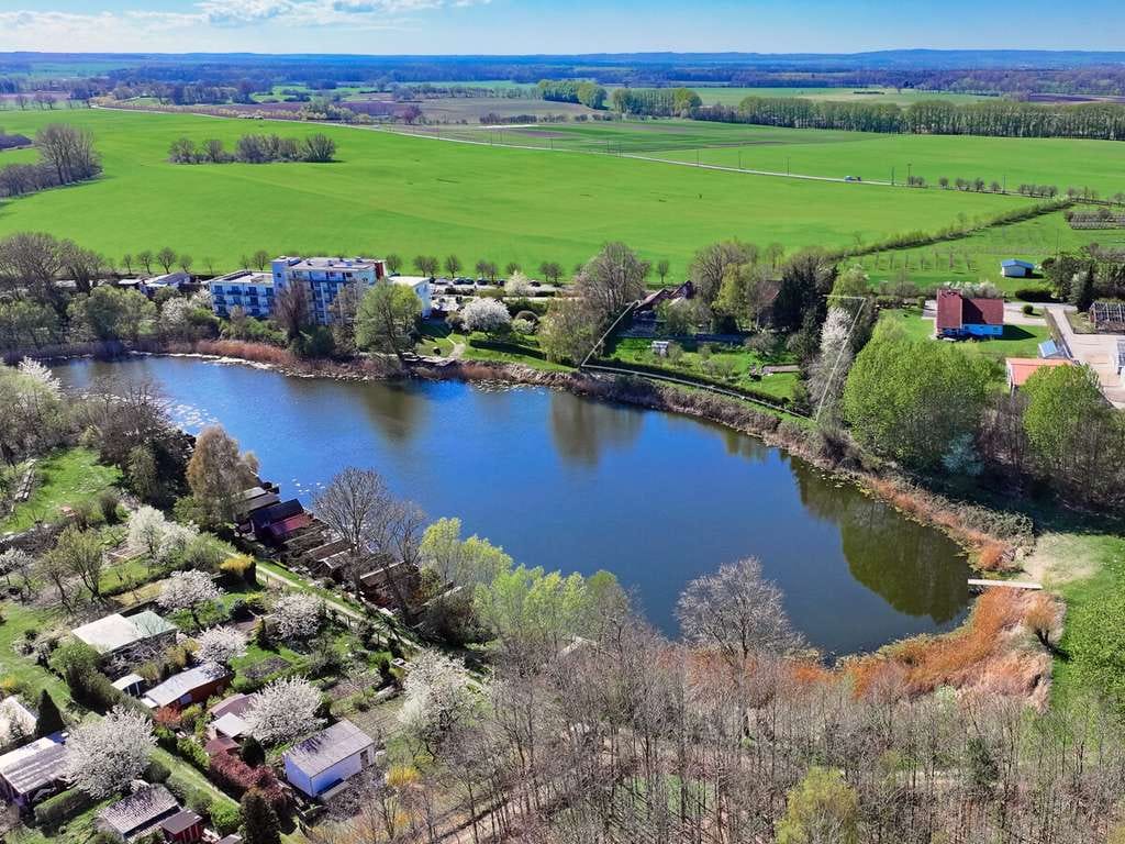 Immobilie in Gülzow-Prüzen - Historisches Haus mit Seeblick // 8 Zimmer // 4.246m² Grundstück // Sanierungsbedarf im Innenbereich - Bild 1