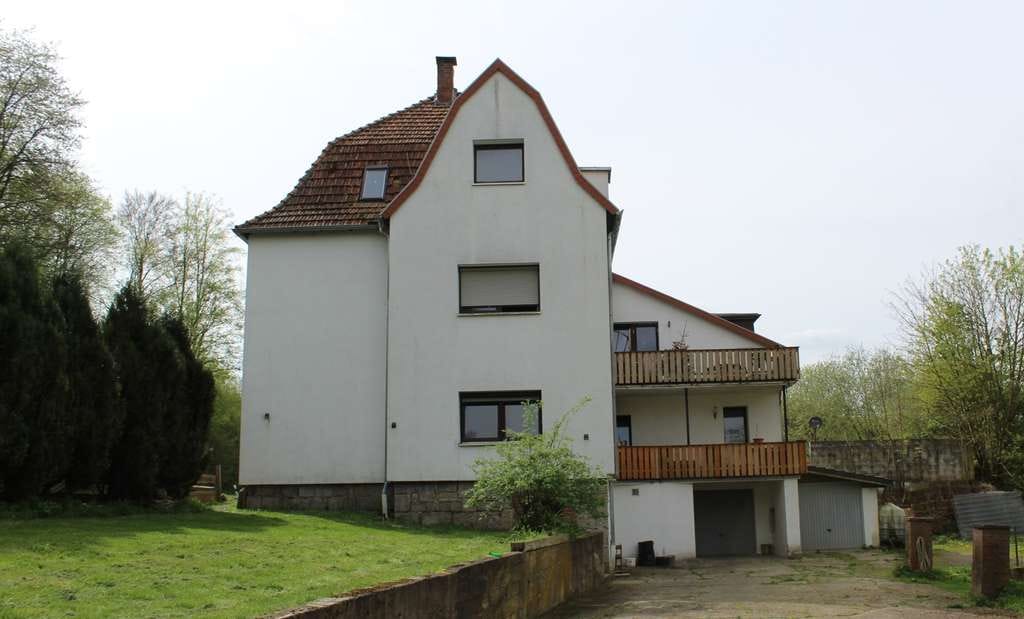 Immobilie in Lügde - Naturliebhaber und Investoren aufgepasst , 1,7 Hektar großes Grundstück mit Mehrfamilienhaus und großer Scheune. - Bild 0