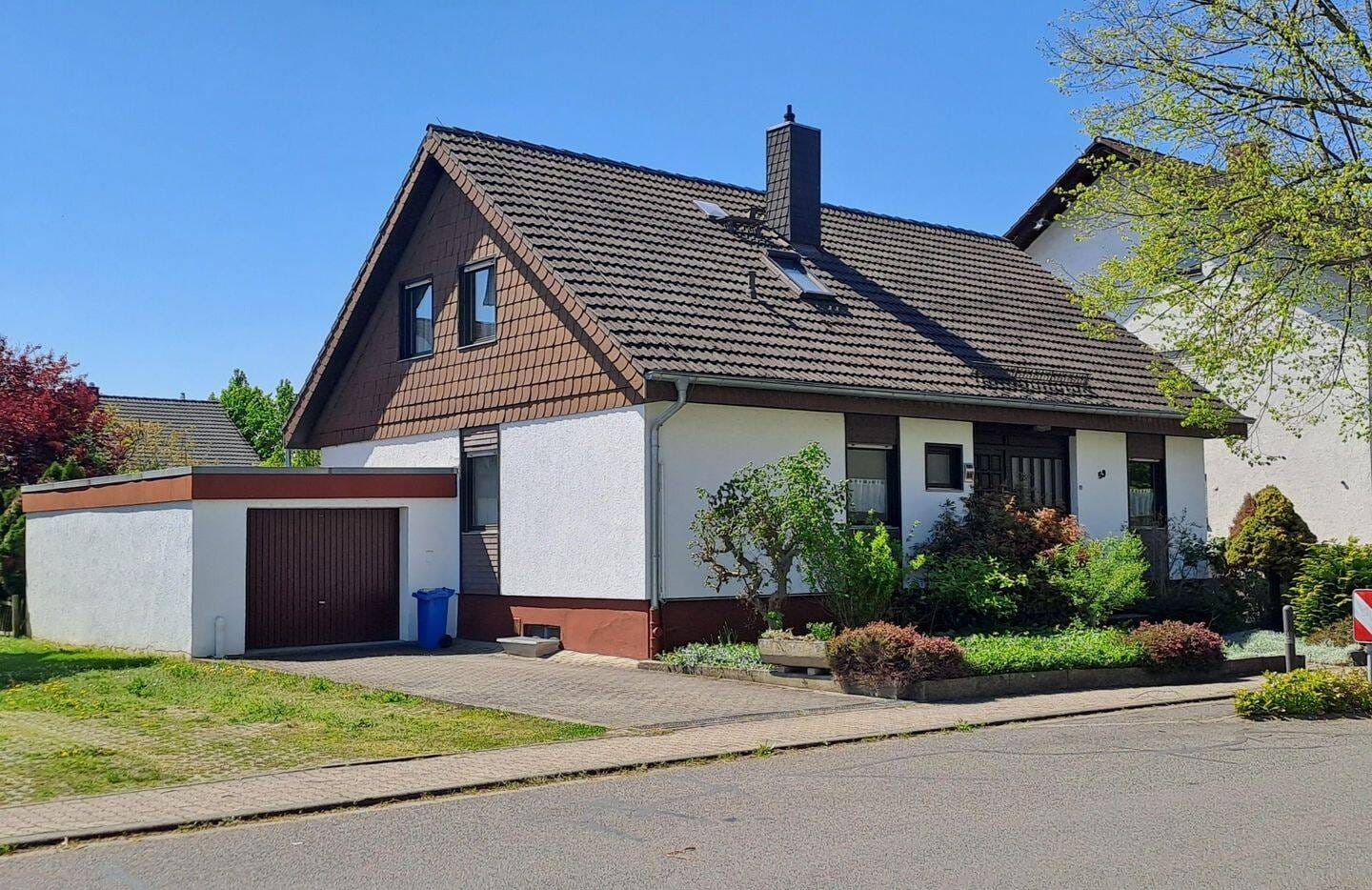 Immobilie in Ubstadt-Weiher - Ubstadt ***  Großzügiges Ein- bis Zweifamilienhaus mit Wintergarten und sonnigem Südgarten in zentraler Lage! - Bild 1