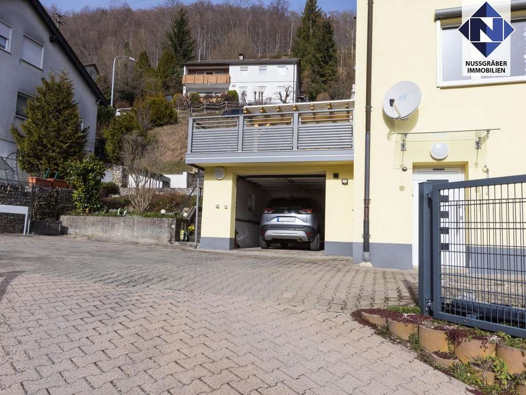 Immobilie in Mühlhausen im Täle - Großzügiges Generationenhaus in toller Halbhöhenlage mit schöner Dachterrasse und drei Garagen - Bild 2