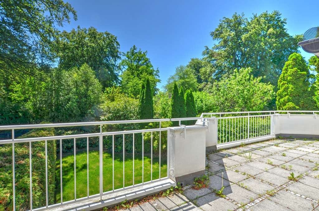 Immobilie in Grünwald - MÜNCHEN-GRÜNWALD: NATURNAHES DACHGESCHOSSJUWEL MIT SONNIGEM WOHNAMBIENTE! - Bild 0