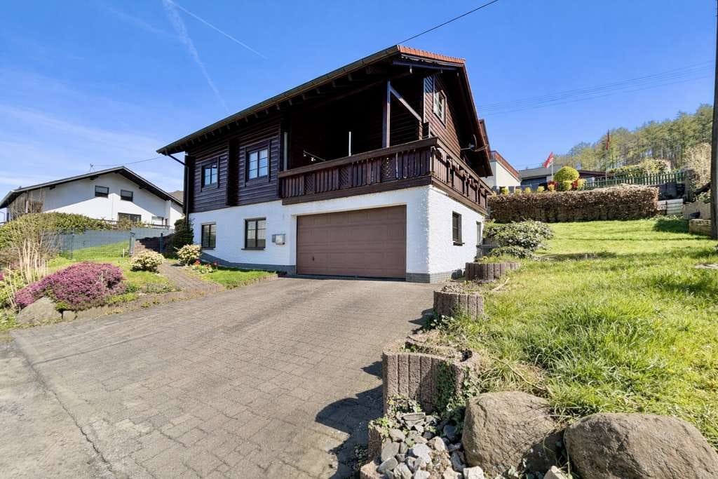 Immobilie in Scheuerfeld - **Stilvolles Holzhaus mit sonnigem Garten und Garage in Scheuerfeld** - Bild 2