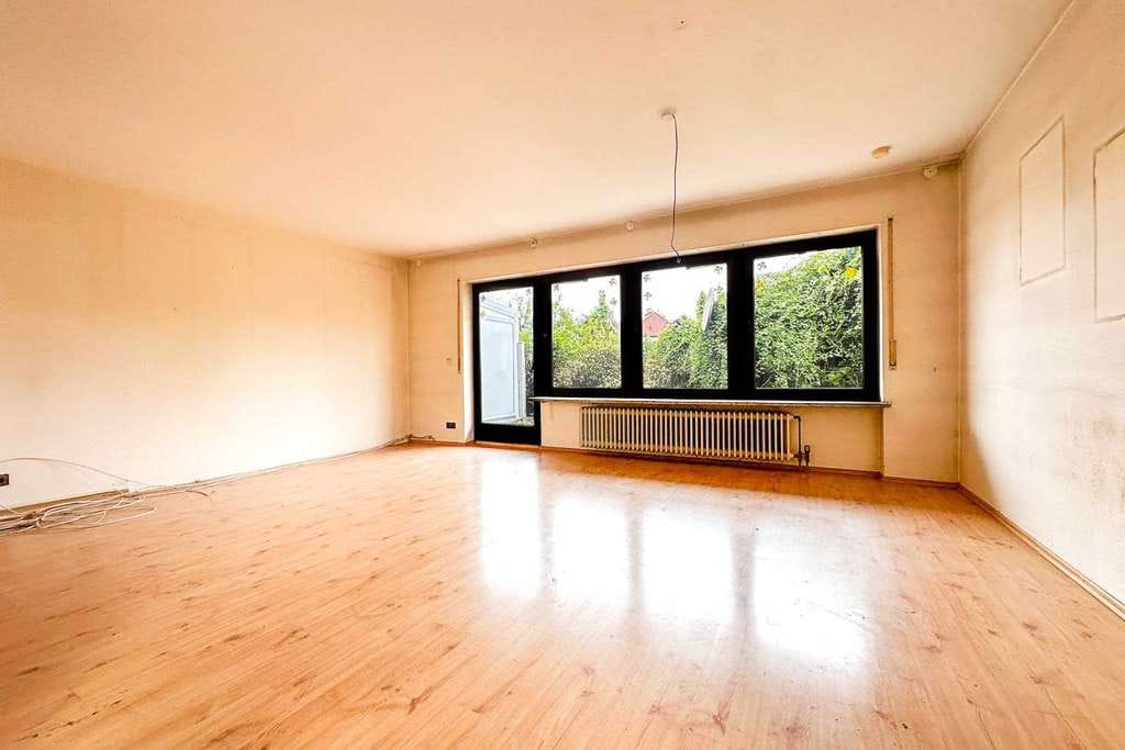 Immobilie in Poxdorf - Doppelhaushälfte mit Balkon, Garten und umfassendem Modernisierungsbedarf - Bild 1