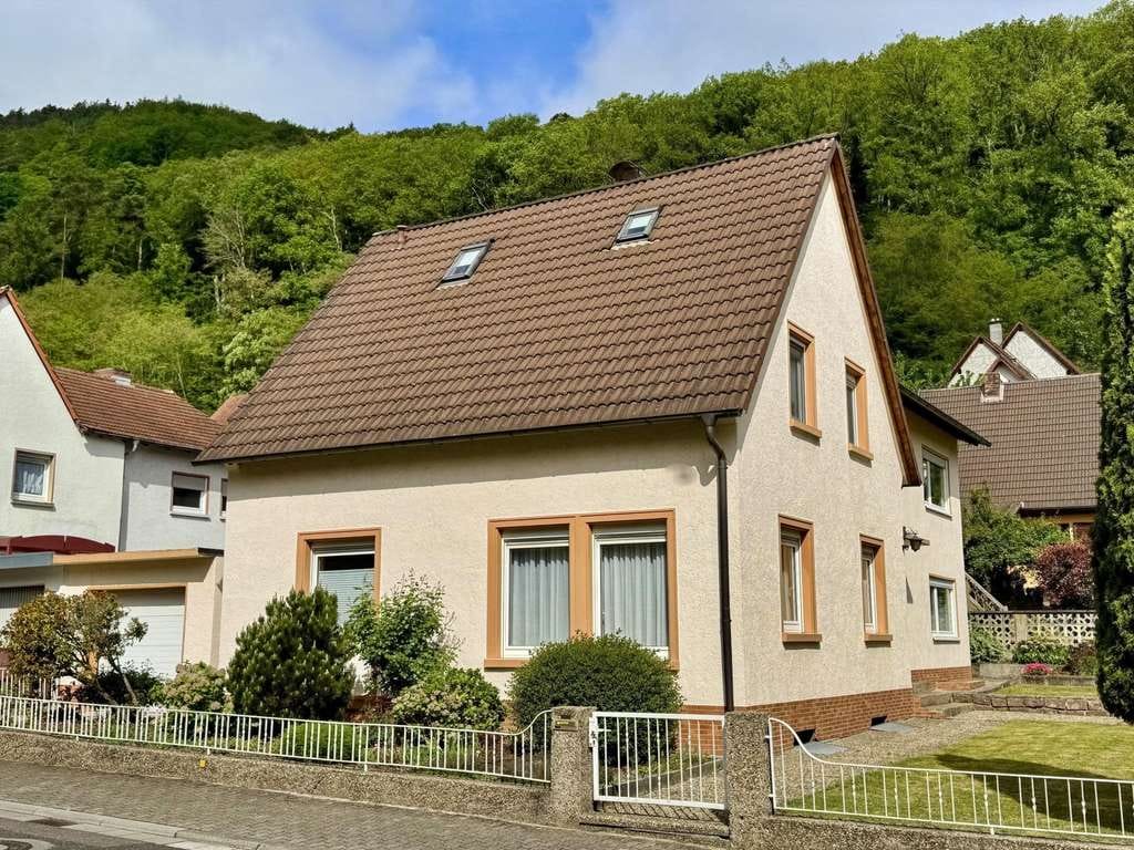 Immobilie in Neustadt an der Weinstraße - Geräumiges, freistehendes Einfamilienhaus mit Garten und Garage in ruhiger Lage von Neustadt. - Bild 1