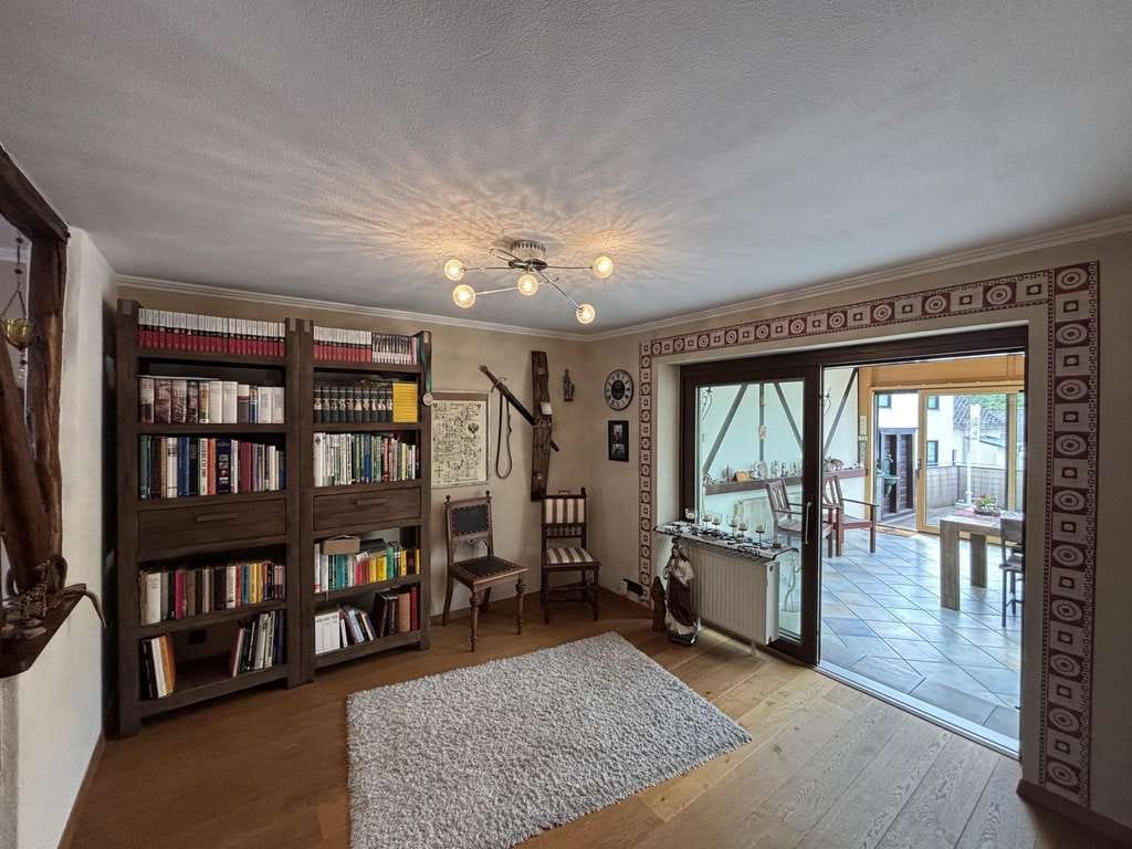 Immobilie in Bernkastel-Kues - Charmantes Wohnhaus mit Garagen im Ortskern - Bild 3