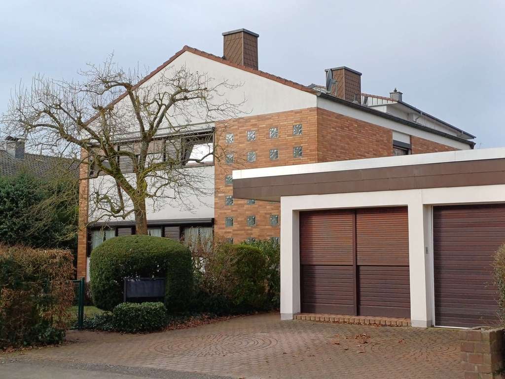 Immobilie in Warburg - Einfamilienhaus mit Bürotrakt in bevorzugter Lage von Warburg – Wohnen & Arbeiten vereint - Bild 0
