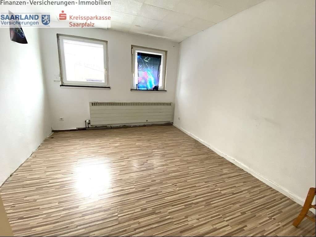 Immobilie in Gersheim - Großes Einfamilienhaus mit zwei Garagen  - Bild 2