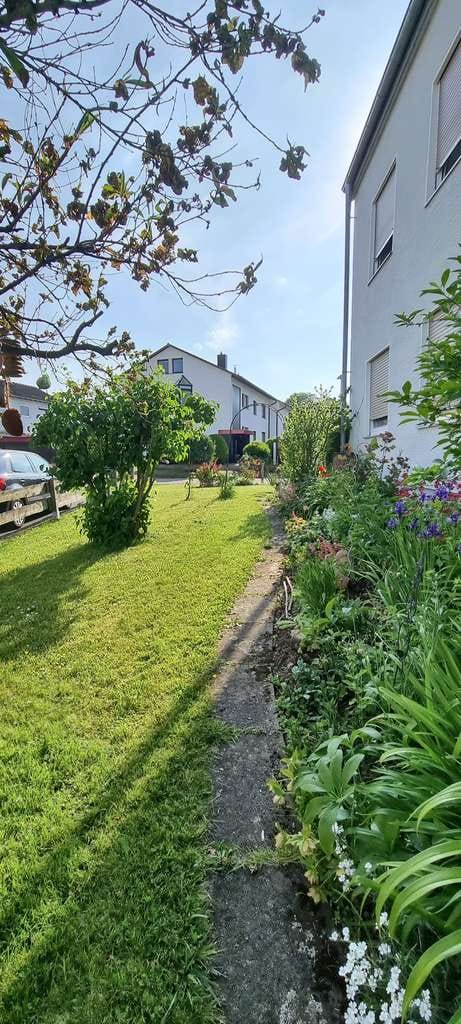 Immobilie in Spaichingen - Spaichingen: KAPITALANLEGER aufgepasst: 3- Familienhaus mit Doppelgarage, Stellplatz + großem Garten - Bild 1