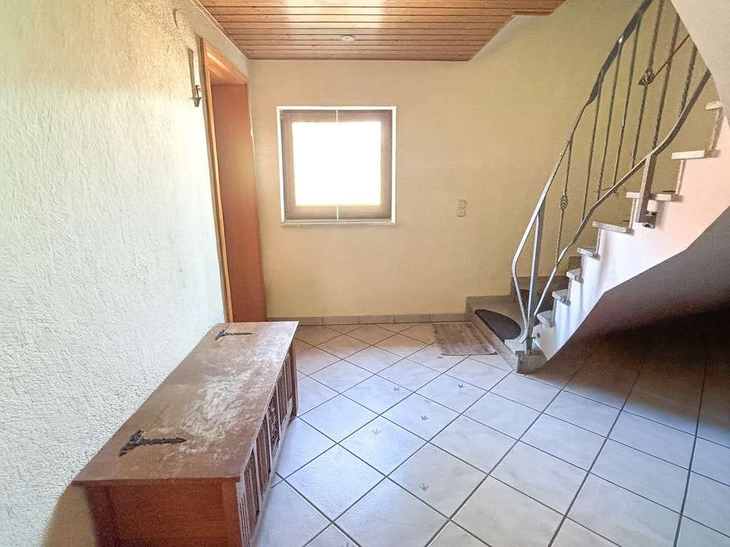 Immobilie in Weisel - Vielseitiges Zweifamilienhaus mit Garage & Doppelgarage in ruhiger Lage von Weisel - Bild 2