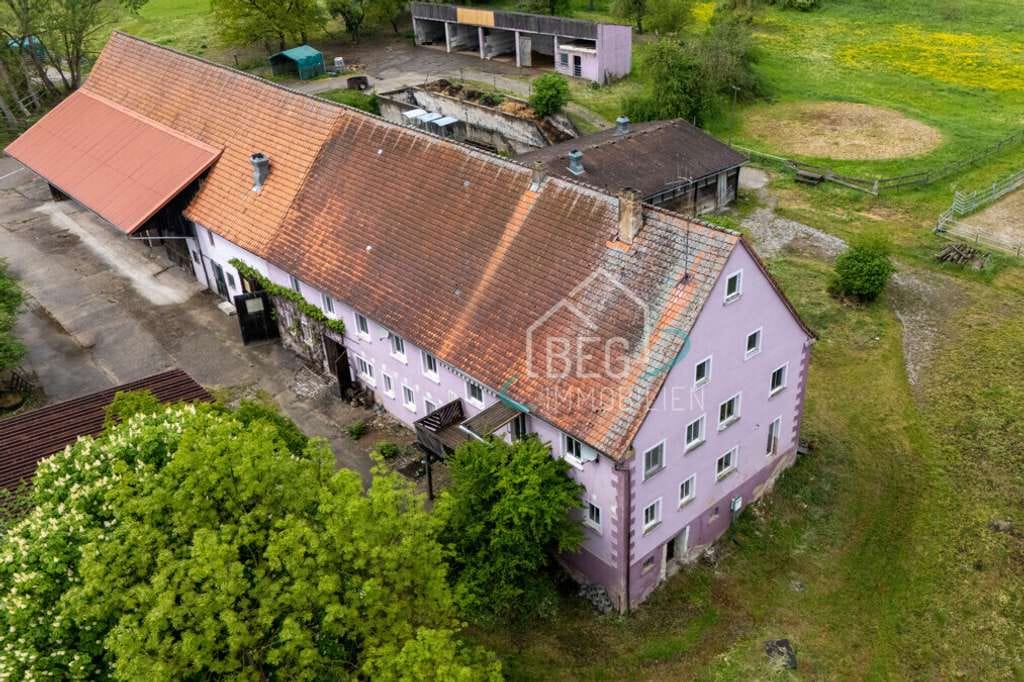 Immobilie in Feuchtwangen - Großzügiges Anwesen für Pferdehaltung mit 
Stallungen, Seen und weitläufigen Weideflächen - Bild 0
