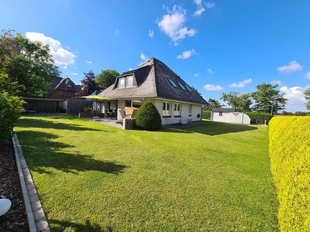 Immobilie in Wyk auf Föhr - Gepflegtes Einfamilienhaus mit genehmigter Ferienwohnung, 5 Bädern, 2 Terrassen und Saunabereich - Bild 4