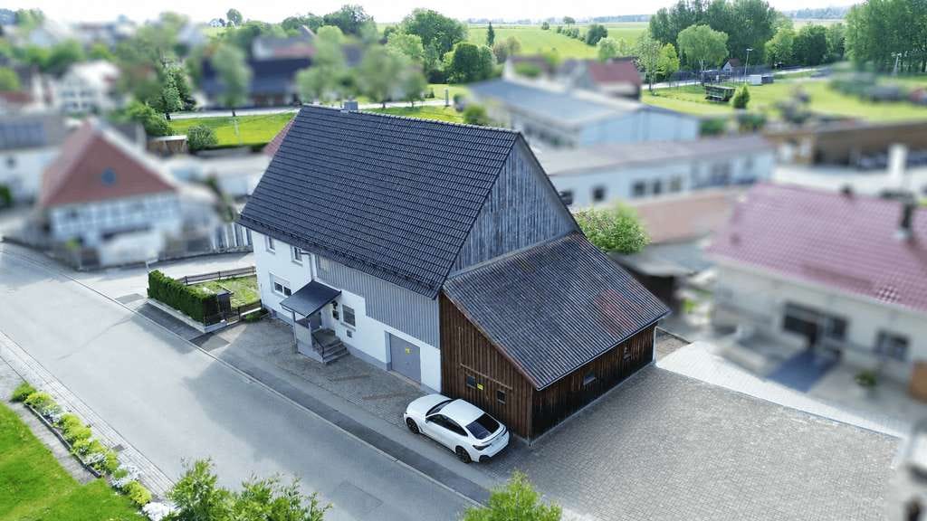 Immobilie in Kanzach - Wohnqualität für Familien: Modernisiertes Zweifamilienhaus mit Ausbaureserve - Bild 0