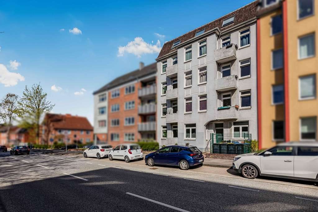 Immobilie in Molfsee - Solides Mehrfamilienhaus mit 9 Wohneinheiten in Kiel-Hassee! - Bild 1