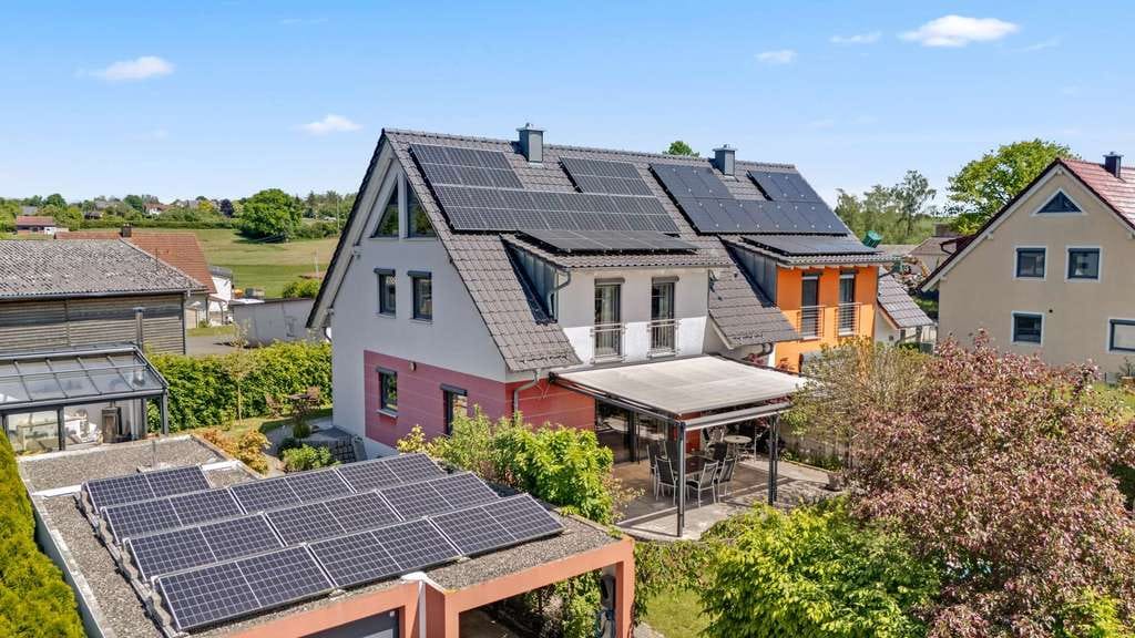 Immobilie in Mistelgau - Raumwunder! Energieeffizientes Einfamilienhaus mit Wintergarten, Pool und traumhaftem Garten - Bild 1