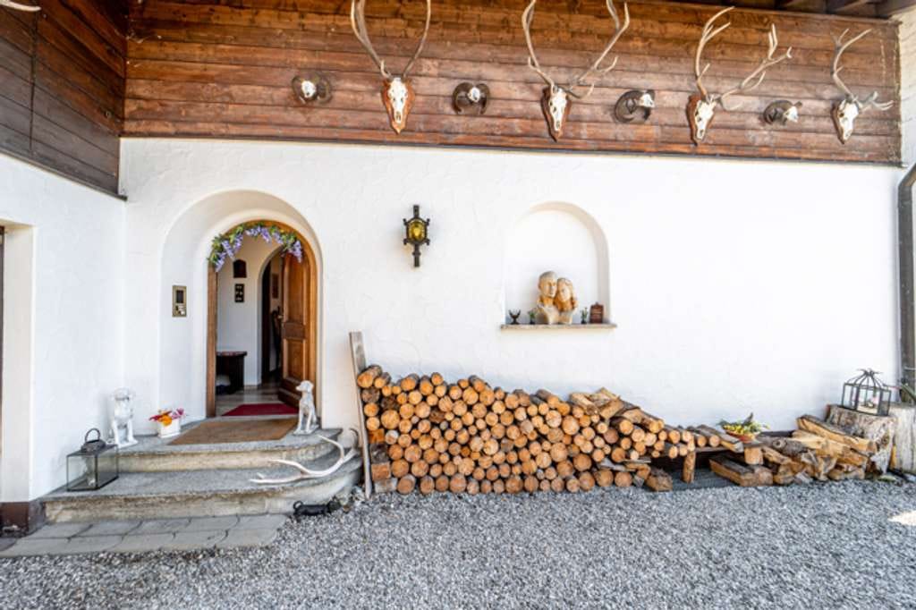 Immobilie in Ohlstadt - Ohlstadt: großes Einfamilienhaus am Wiesenrand mit Charme - Bild 1