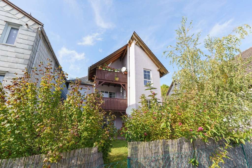 Immobilie in Schalkau - Modernisiertes Wohnhaus mit drei Wohnungen zentral in Schalkau - Bild 0
