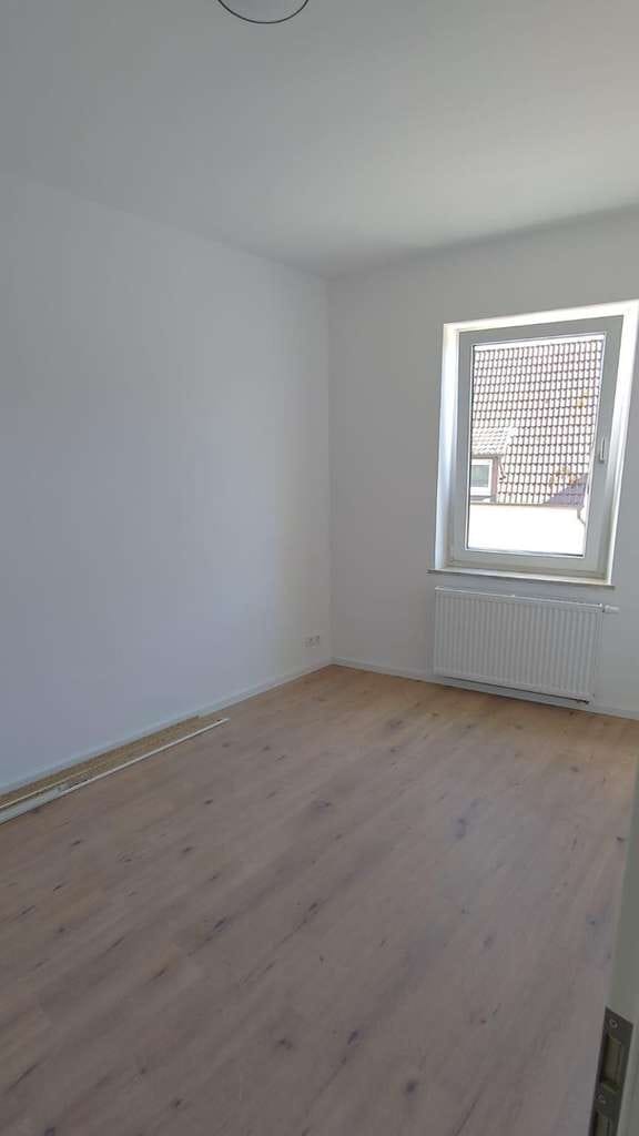 Immobilie in Bellheim - Kernsaniert & bezugsfertig - moderne 4-Zimmer-Wohnung mit Balkon in Bellheim - Bild 1