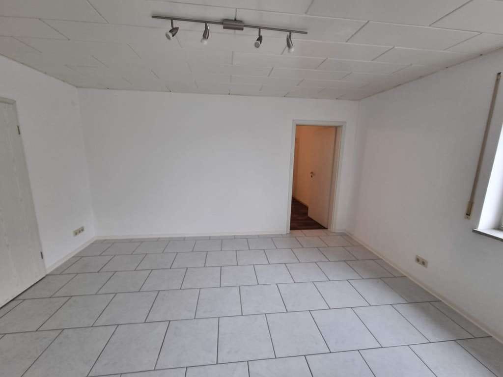Immobilie in Burgrieden - 2-Zimmer Erdgeschosswohnung mit großem Wohnbereich, offener Küche und Garage - Bild 3