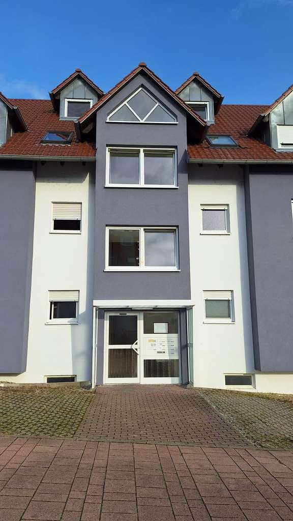 Immobilie in Sulzfeld - Gepflegte 3-Zimmer-DG-Wohnung mit Balkon in Sulzfeld – ideal für Kapitalanleger und Eigennutzer - Bild 0