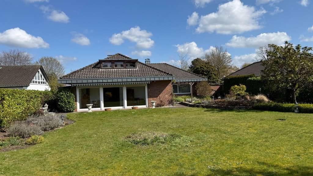Immobilie in Rheda-Wiedenbrück - Ein Haus mit viel Potenial.
Bunglow mit ausgebautem Dachgeschoß. - Bild 3