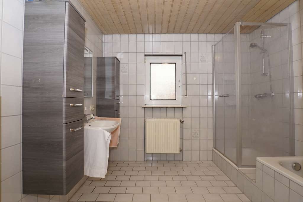 Immobilie in Mittelbrunn - EFH in ruhiger Lage mit Terrasse, Balkon und Garage - Bild 4