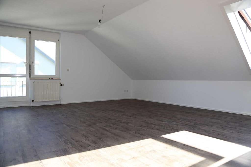 Immobilie in Oberstenfeld - Toll geschnittene helle Dachgeschosswohnung in Oberstenfeld provisionsfrei! - Bild 0