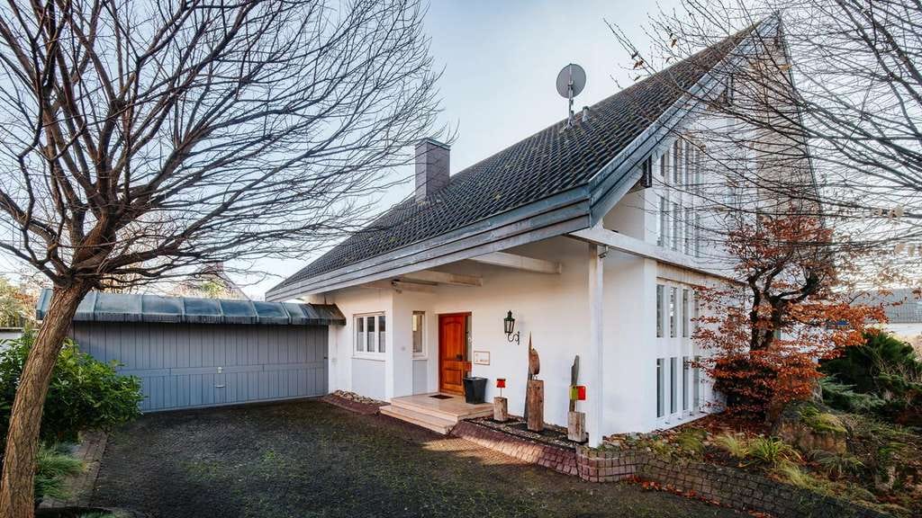 Immobilie in Breisach am Rhein - Vielseitig nutzbares Einfamilienhaus mit Büroeinheit und Einliegerwohnung in Breisach-Hochstetten - Bild 2