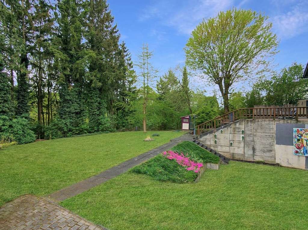 Immobilie in Altenkirchen (Westerwald) - Wohlfühlhaus mit zwei Einliegerwohnungen - stilvoll, vielseitig, in bester Lage - Bild 4