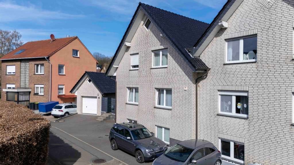 Immobilie in Altenbeken - DHH mit Einliegerwohnung, Balkon & Terrasse - viel Platz für Ihre Familie - Bild 1