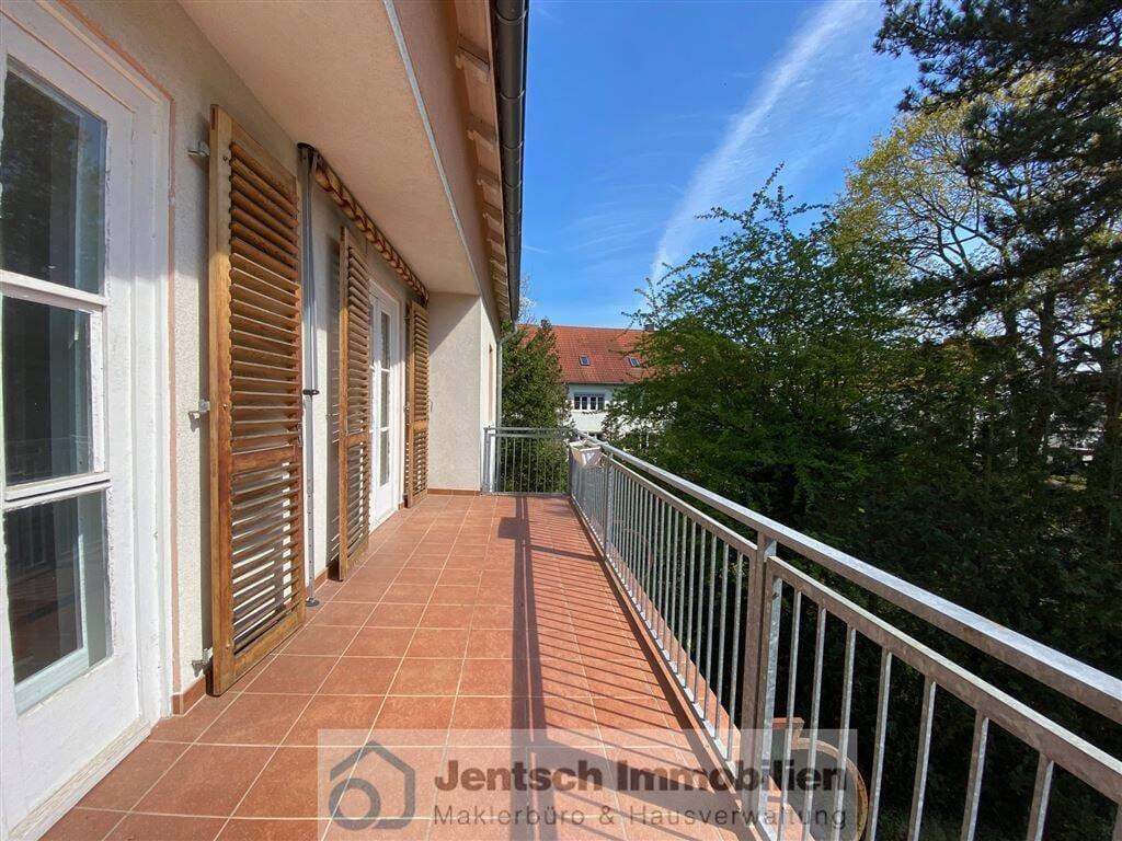 Immobilie in Schkopau - Geräumige und helle 5-Zi-Wohnung mit großem Balkon, Garage und schönem Grundstück in Schkopau zu verkaufen - Bild 0