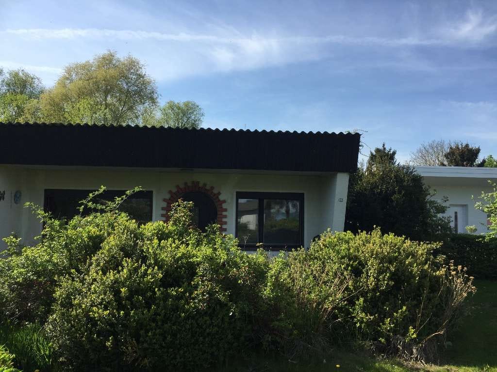 Immobilie in Klein Trebbow - Ferienbungalow am Schweriner See mit schönem Pachtgrundstück und Carport - Bild 0