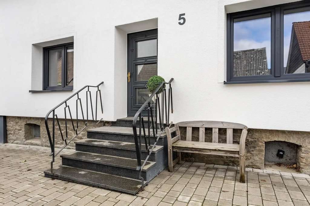 Immobilie in Medebach - Mehr Platz geht kaum: Familienhaus mit 9 Zimmern, Garten & Finanzierungsvorteil - Bild 2