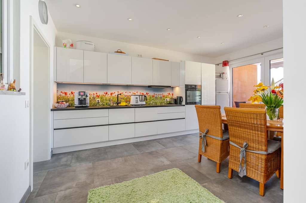 Immobilie in Aiglsbach - Kernsanierte 4-Zimmer-Maisonettewohnung mit überdachter Loggia & 2 Stellplätzen - Bild 2