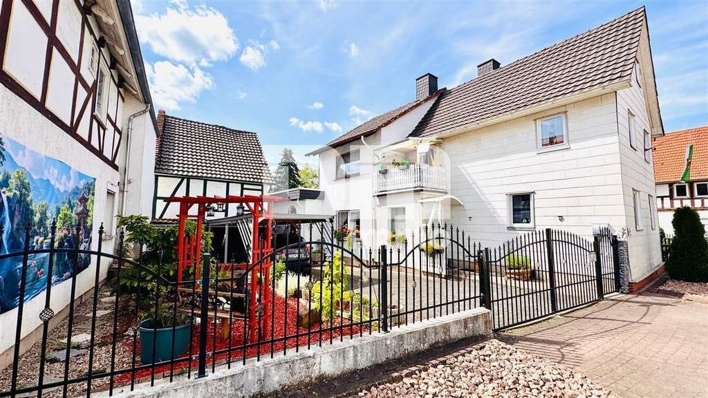 Immobilie in Wehretal - Teilsaniertes Einfamilienhaus mit Anbauten + Nebengebäude auf 1.600 m² Traumgartengrundstück - Bild 1