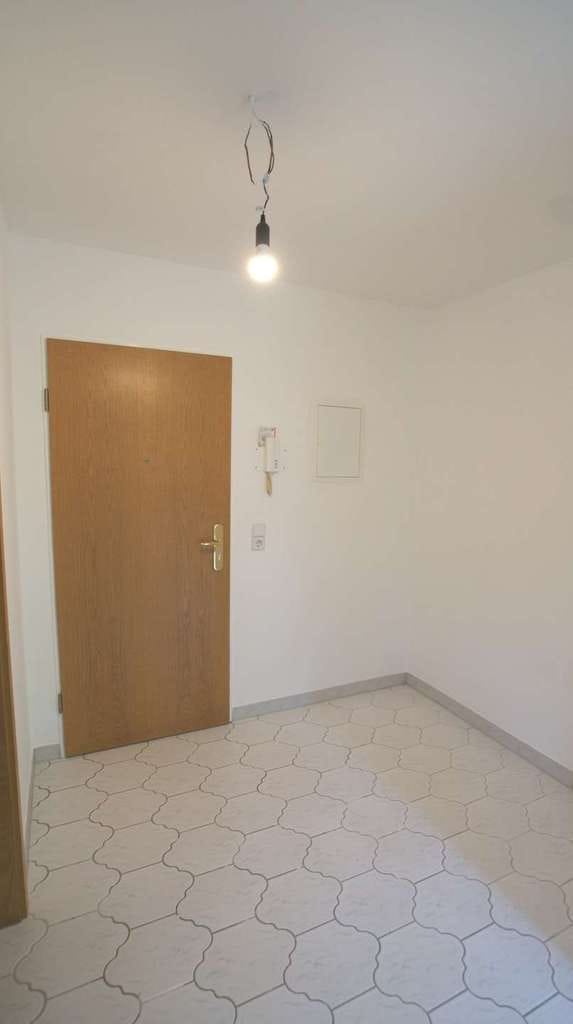 Immobilie in Schöneiche bei Berlin - Bezugsfreie 1,5 Zimmer-Wohnung mit Balkon in schöner Ortslage, Stellplatz inklusive! - Bild 1
