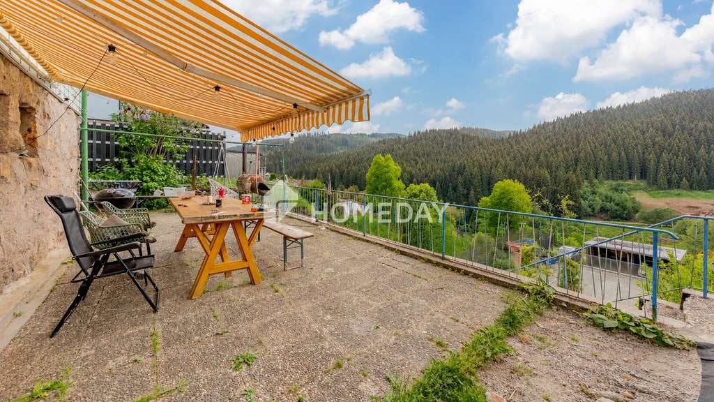 Immobilie in Vöhrenbach - Kleines Einfamilienhaus mit schönem Ausblick und Garagen - Bild 0