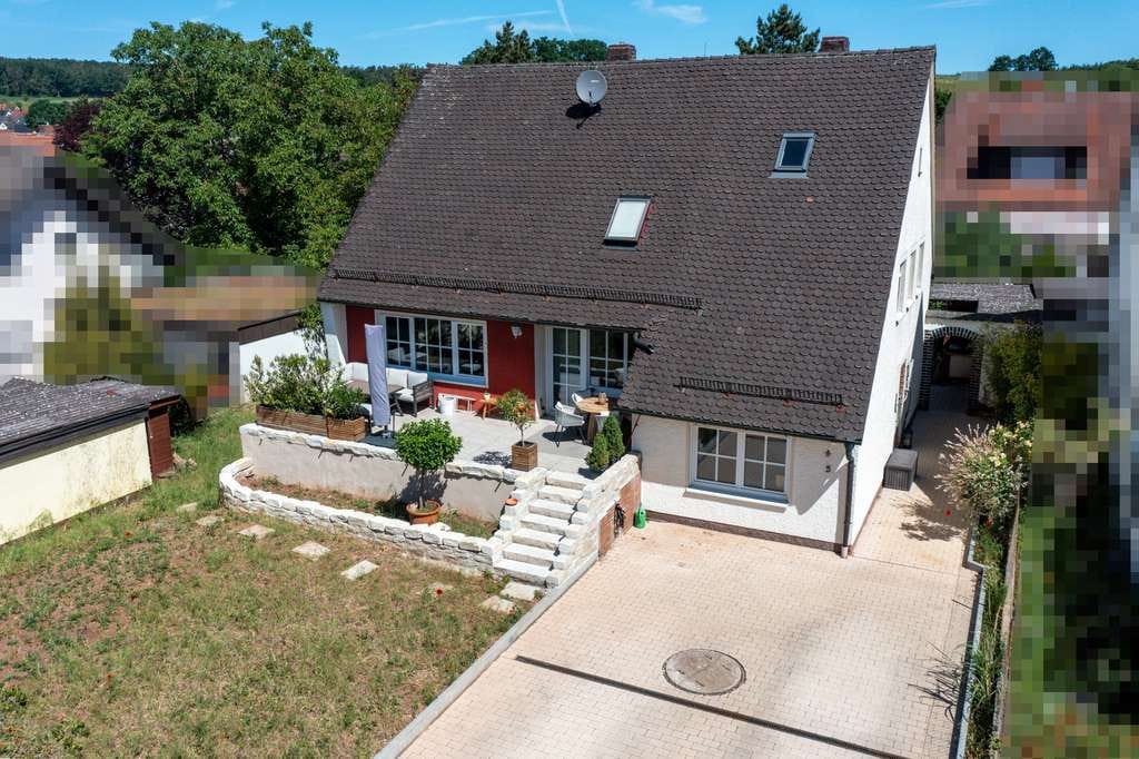 Immobilie in Heroldsbach - Liebevoll modernisiertes Familienhaus mit besonderem Flair - Bild 0